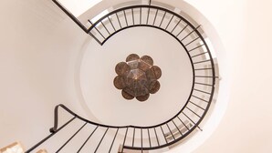 Una escalera de caracol con un elemento decorativo en el centro.