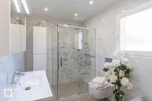 Douche, séchoir à cheveux, bidet