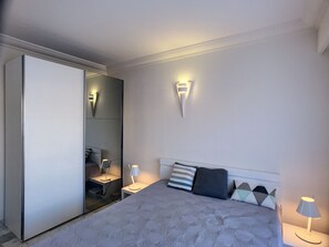 1 slaapkamer, een strijkplank/strijkijzer, gratis wifi, beddengoed