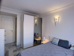 1 habitación, tabla de planchar con plancha, wifi gratis y ropa de cama