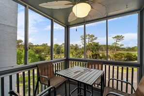 Outdoor dining - Golf Views – Outdoor pool, 3 Beds, 1 mile 2 Beach (North Myrtle Beach)