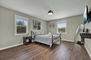 4 bedrooms, iron/ironing board, free WiFi, bed sheets