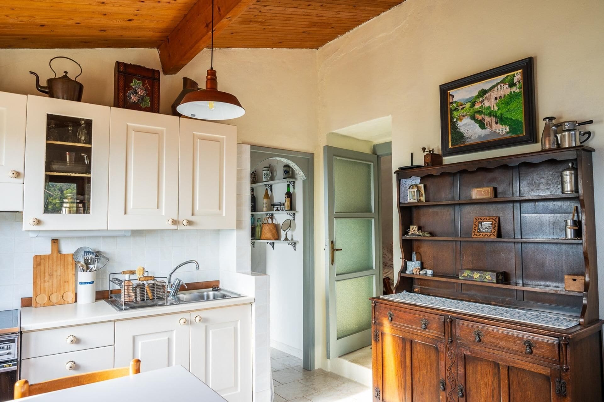 Frigorífico, horno, placa de cocina y hervidor eléctrico