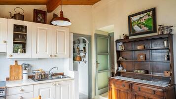 Frigorífico, horno, placa de cocina y hervidor eléctrico