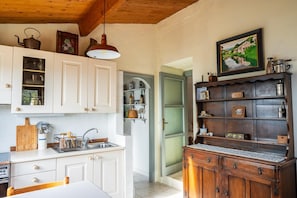 Réfrigérateur, four, plaque de cuisson, bouilloire électrique