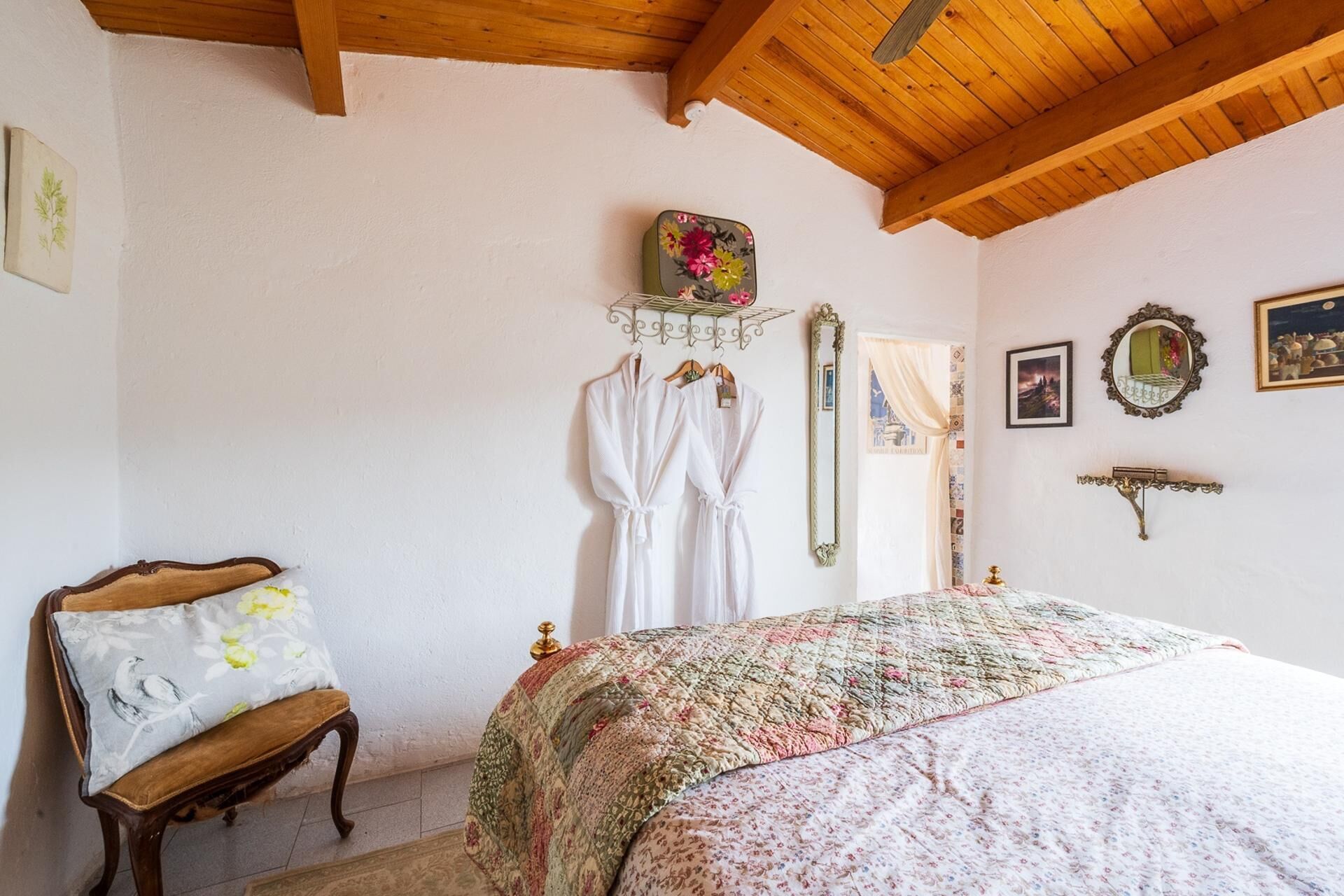 2 dormitorios, tabla de planchar con plancha, wifi gratis y ropa de cama