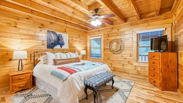 4 habitaciones, escritorio y tabla de planchar con plancha