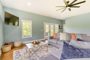 Smart TV, fireplace, DVD player, ping pong - Lakefront Luxury Retreat, Kayaks, Game Room, Firepit, Pool Table & Private Dock (Wedowee)