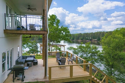 Lakefront Luxury Retreat, Kayaks, Game Room, Firepit, Pool Table & Private Dock