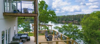 Lakefront Luxury Retreat, Kayaks, Game Room, Firepit, Pool Table & Private Dock