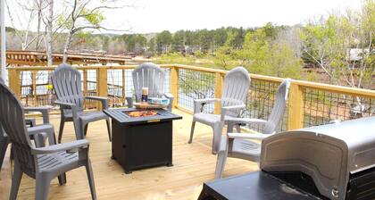 Lakefront Luxury Retreat, Kayaks, Game Room, Firepit, Pool Table & Private Dock