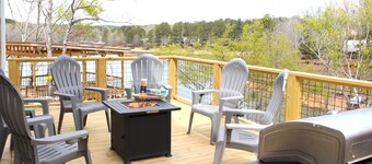 Lakefront Luxury Retreat, Kayaks, Game Room, Firepit, Pool Table & Private Dock