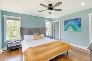 2 bedrooms, desk, iron/ironing board, travel cot - Lakefront Luxury Retreat, Kayaks, Game Room, Firepit, Pool Table & Private Dock (Wedowee)