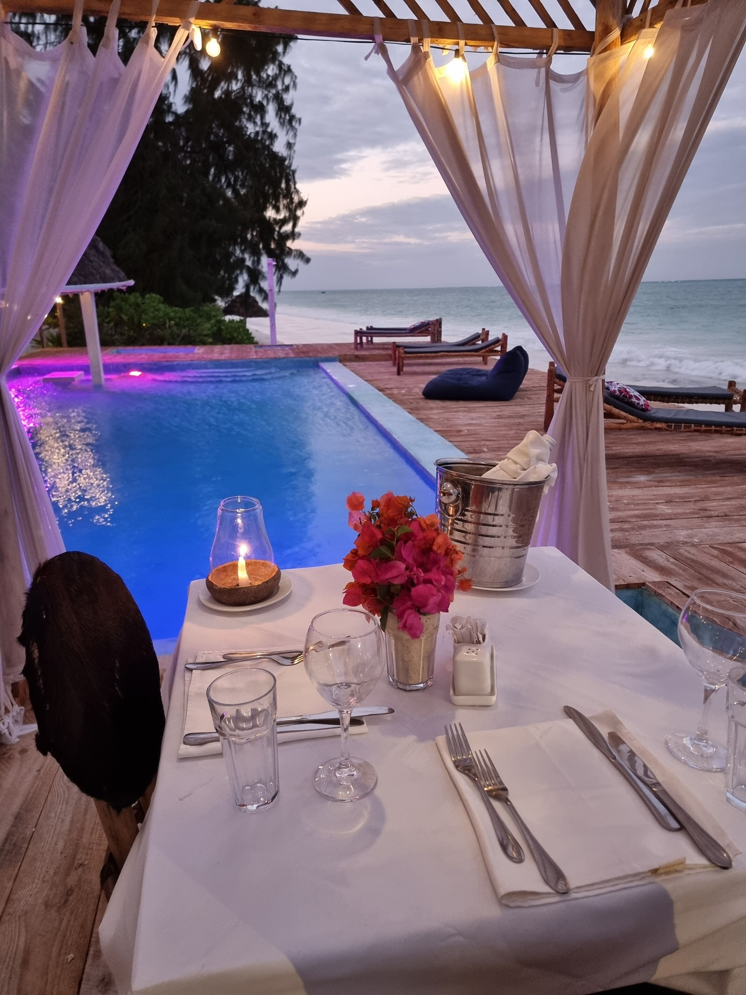 Petit déjeuner, déjeuner et dîner servis sur place, vue sur la plage