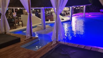 Outdoor pool, free cabanas, sun loungers