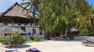 Plage, sable blanc, chaises longues, parasols
