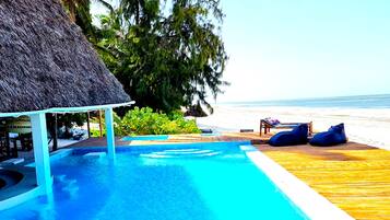 Outdoor pool, free cabanas, sun loungers