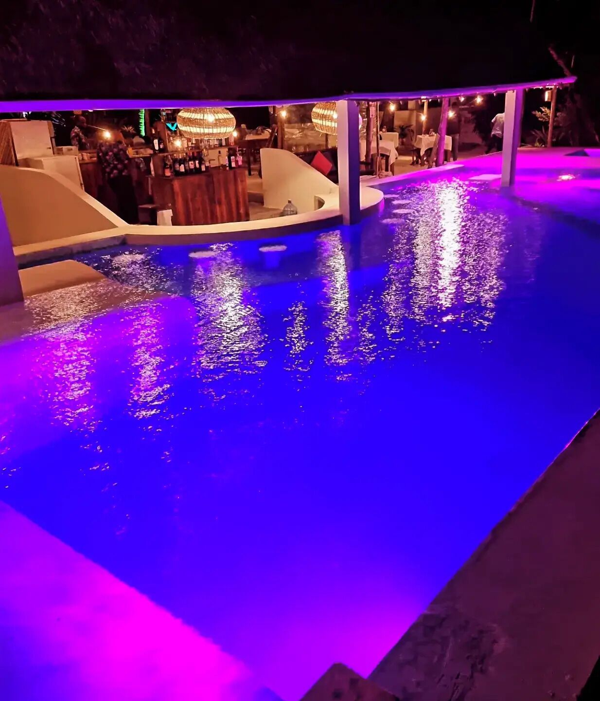 Una piscina al aire libre, cabañas de piscina gratuitas, tumbonas