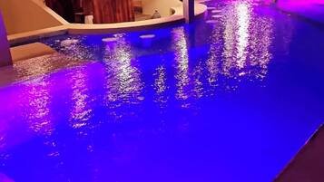 Outdoor pool, free cabanas, sun loungers