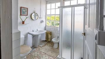 Douche, sĂšche-cheveux, bidet, serviettes fournies