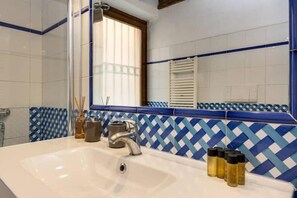 Secador de pelo, toallas, jabón, papel higiénico