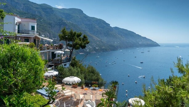 A coastal property with a terrace overlooking the sea, featuring outdoor seating and a view of boats. - Villas Gru di Mare, Positano (Positano)