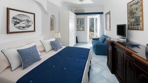 A bedroom with a bed, a TV, and a balcony. - Villas Gru di Mare, Positano (Positano)