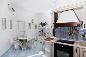 Microondas, horno, lavavajillas, mesa de comedor