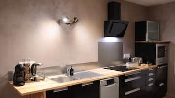 Frigorifero, microonde, forno, piano cottura