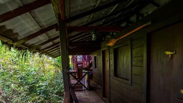 Habitación familiar, balcón | Muebles diferentes, espacio para trabajar con laptop y wifi gratis