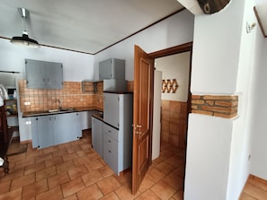 Een microgolfoven, een oven, een kookplaat