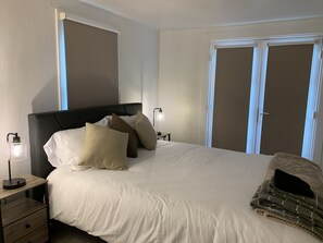 2 chambres, bureau, fer et planche à repasser, lit parapluie