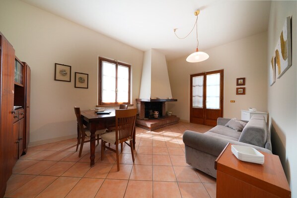 Living area - Comfortable quiet and cozy apartment with private parking space (Pescia)