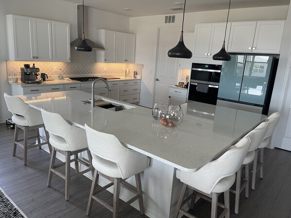 Mikrovågsugn, ugn, spishäll och diskmaskin