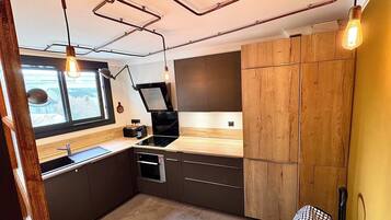 Een koelkast, een microgolfoven, een oven