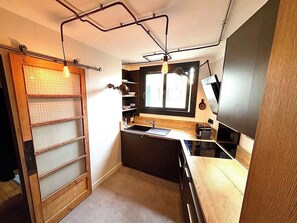 Kühlschrank, Mikrowelle, Ofen, Wasserkocher mit Kaffee-/Teezubehör