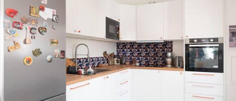 Geladeira, micro-ondas, fogão, lava-louças