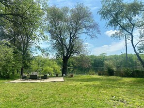 Sèche-cheveux, serviettes fournies, savon, shampoing