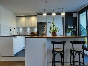 Réfrigérateur, micro-ondes, four, plaque de cuisson