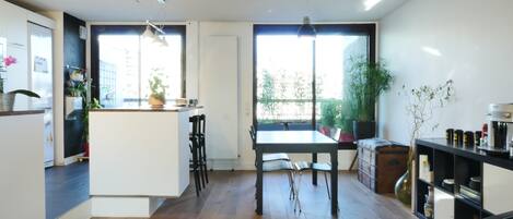 Frigorífico, microondas, horno y placa de cocina