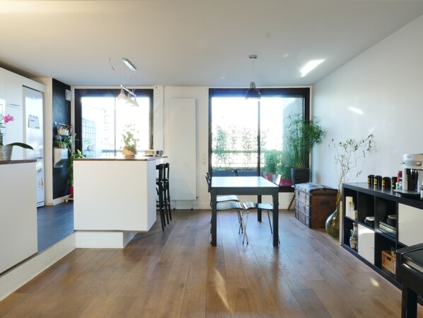 Réfrigérateur, micro-ondes, four, plaque de cuisson