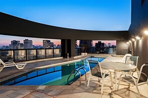 Apartment | Pool | Outdoor pool, pool umbrellas, sun loungers - Studio Living Slaviero Moema (São Paulo)