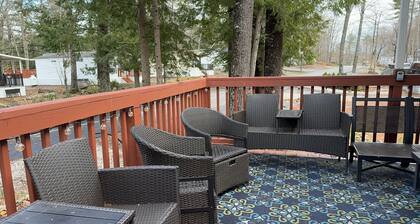 Cozy lake cottage with great deck, near all Point Sebago resort activities!