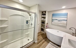 Een douche, een haardroger, handdoeken, zeep