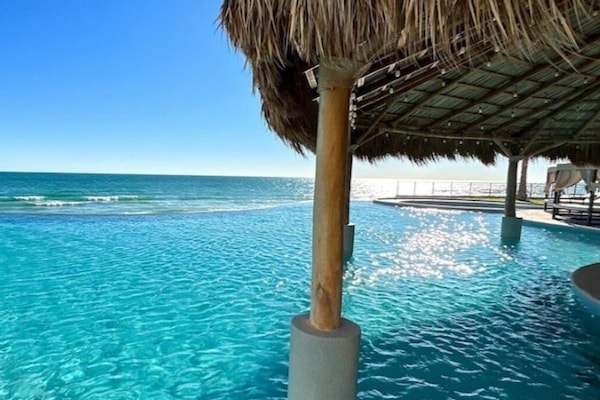 Swim up bar at infinity pool at Las Palomas Phase 3