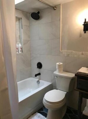 Haartrockner, Handtücher, Seife, Toilettenpapier