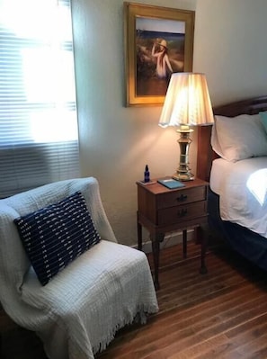 1 habitación, tabla de planchar con plancha y cuna de viaje 