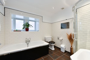 华丽双人房或双床房 | 浴室 | 名牌洗护用品、吹风机、加热地板(浴室)、毛巾