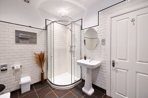 Dobbelt- eller tomannsrom – deluxe | Bad | Designertoalettartikler, hårføner, oppvarmet badegulv og håndklær