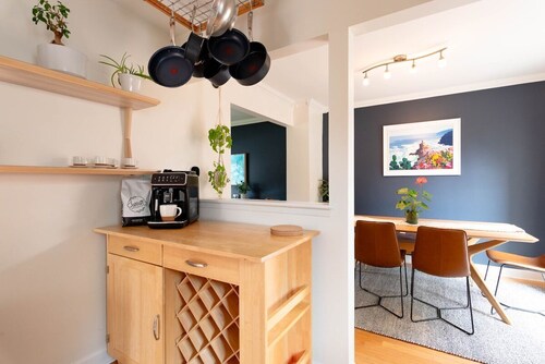Gorgeous Comfy Downtown Clawson Home